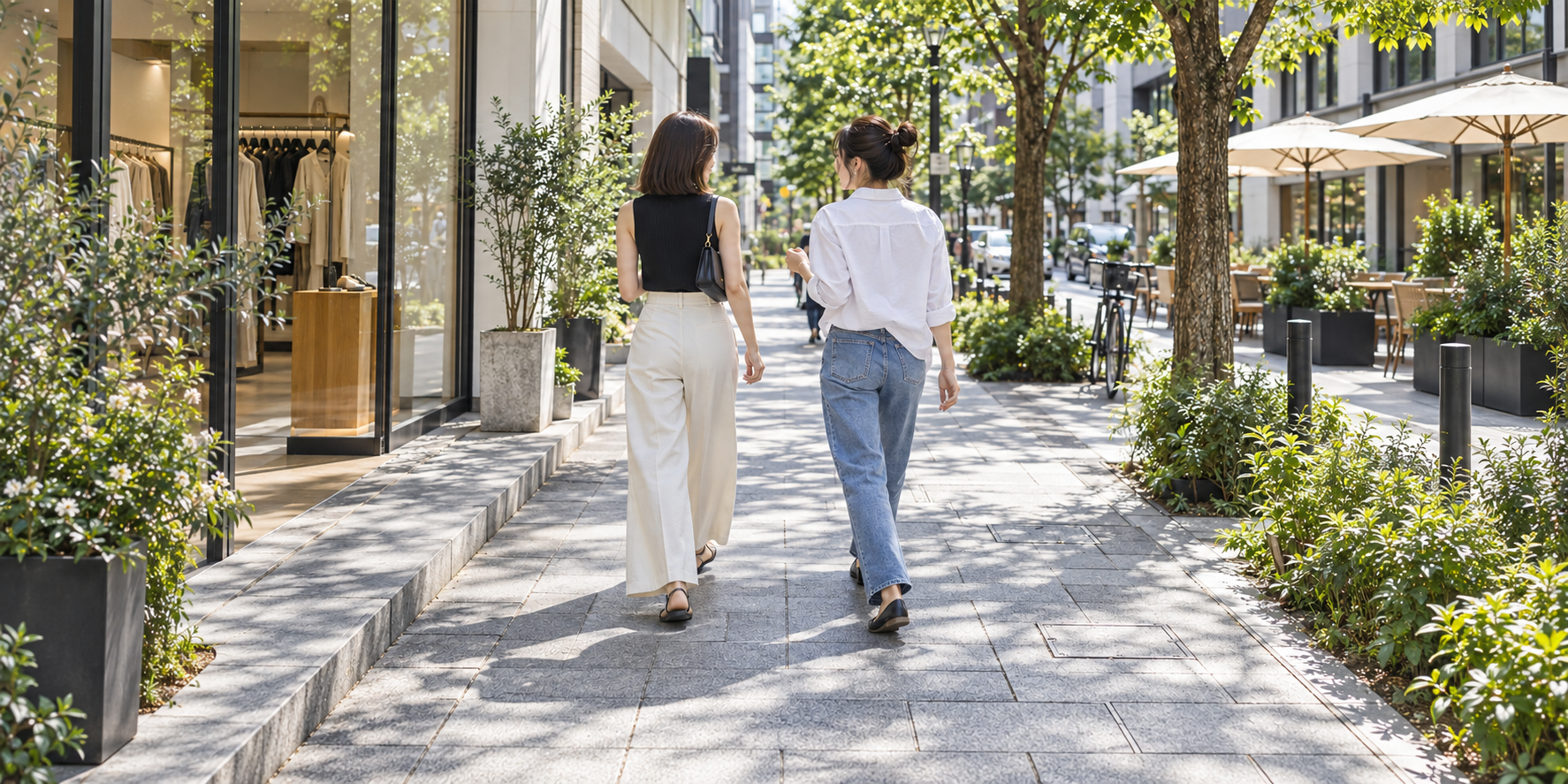 緑のある街並みを歩く二人の女性